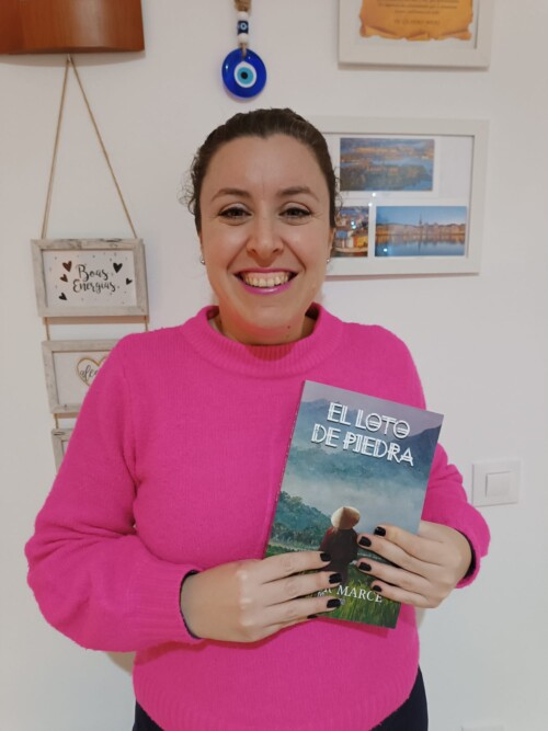 Alejandra de Sevilla con su libro de El loto de Piedra