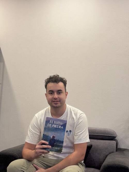 Pato Carrasco de Chile, con su libro de El loto de piedra.